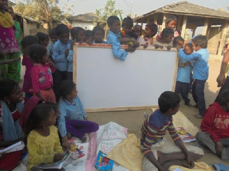 ७० जना अनाथ तथा टुहुरा बालबालिकालाई उपहार
