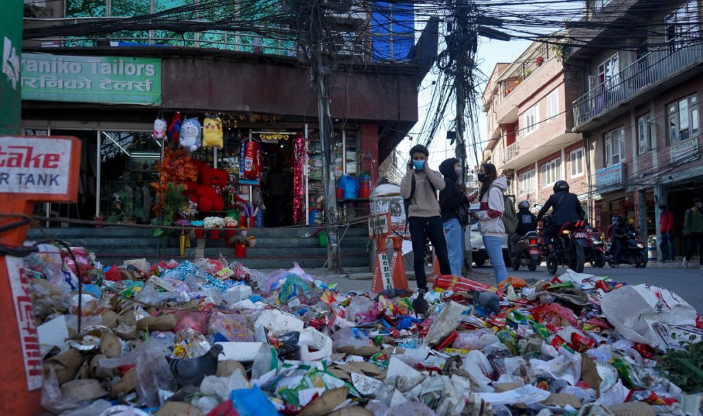 काठमाडौंको फोहोर उठाइसक्न दुई हप्तासम्म लाग्ने