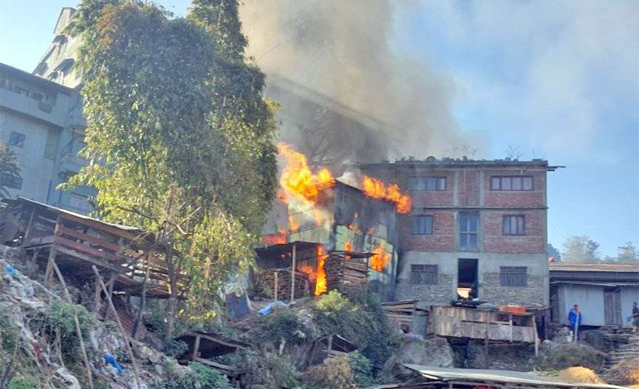 ताप्लेजुङको फुङलिङमा आगलागी हुँदा १ जनाको मृत्यु, १ जना घाइते