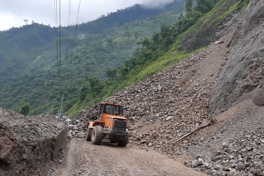 मुग्लिन सडकखण्डमा सुख्खा पहिरो, सडक अवरुद्ध हुँदा यात्रु अलपत्र