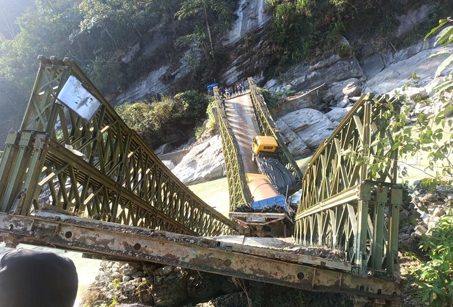 भाँचियो अरुण नदीमा बनाइएको बेलिब्रिज, बीचमै अल्झियो ३ वटा ट्रक