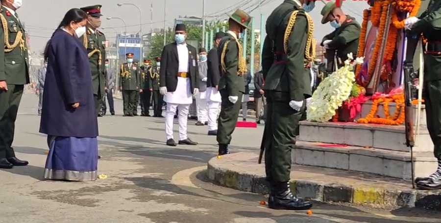 राष्ट्रपति भण्डारीद्वारा पृथ्वीनारायण शाहको शालिकमा माल्यार्पण   