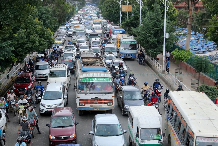 दैनिक यसरी ठगिन्छन् यात्रु, सरकार भन्छ : अब हामी कार्ड सिस्टम ल्याउँछौँ