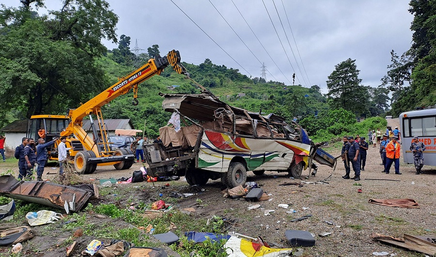 बारा दुर्घटनाका बालक भन्छन्– बुबाको हात देखेर चिनेँ र मान्छेको थुप्रोबाट निकालेँ