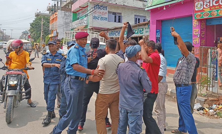 जनकपुरमा नागरिकता विहीन युवाको समूहले ओलीलाई देखाइयो कालो झन्डा