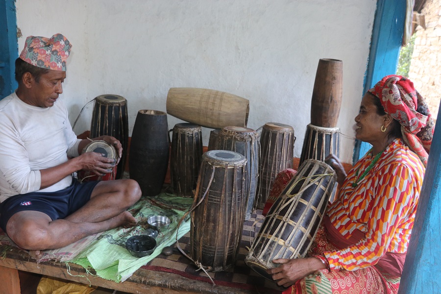 तिहारले मादल बनाउन भ्याइनभ्याइ छ लामगादे दम्पतीलाई