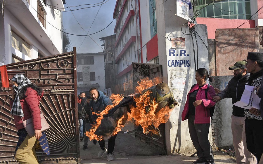 निजीक्षेत्रलाई पाठ्यपुस्तक छाप्न दिने निर्णयको विरोधमा अनेरास्ववियूले जलायो शिक्षामन्त्रीको पुत्ला