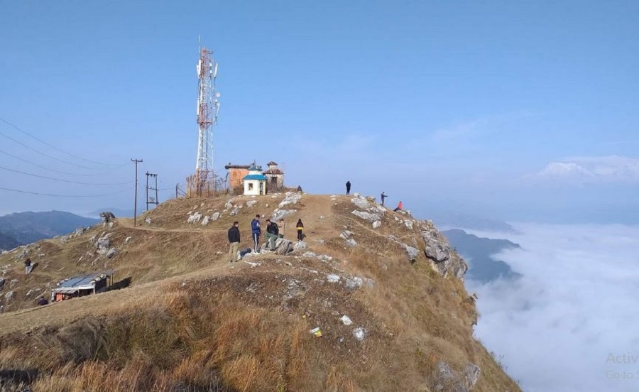 तनहुँको मानुङकोटमा राखियो १० फिटको राष्ट्रिय झण्डा