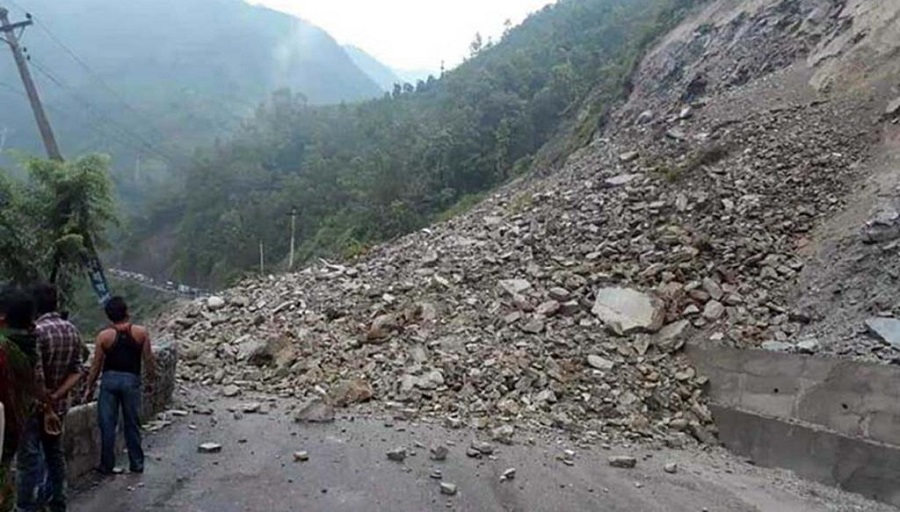 नारायणगढ-मुग्लिन सडक अवरुद्ध, सयौं यात्रु अलपत्र 