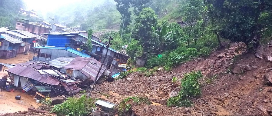 दोलखाको विगुमा भीषण वर्षापछि पहिरो, खोलिखिम बजारको बस्ती नै जोखिममा