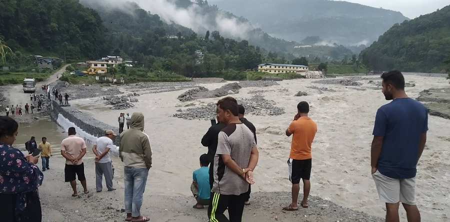 सिन्धुपाल्चोकमा पहिरोले सडक अवरुद्ध, तटीय क्षेत्रमा पहिरो जान सक्ने