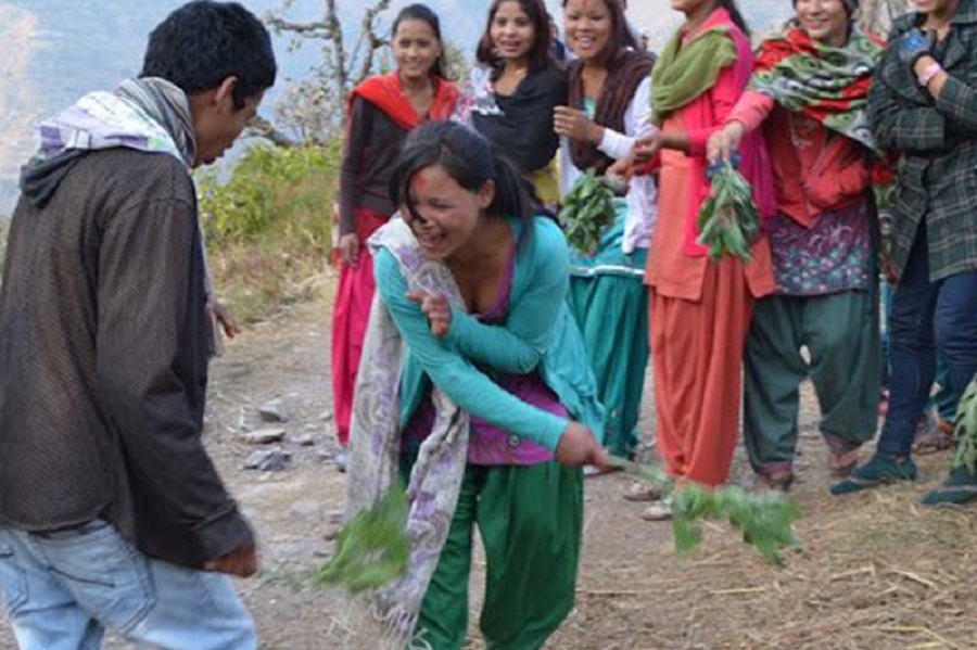 सुदूरको विचित्रको बिसु पर्व : देवर भाउजु तथा भिनाजु सालीबीच सिस्नु हानाहान