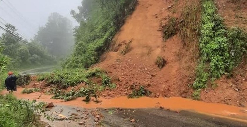 पृथ्वीराजमार्गमा पहिरो झरेका कारण अवरुद्ध सडक खुलाउने प्रयास जारी