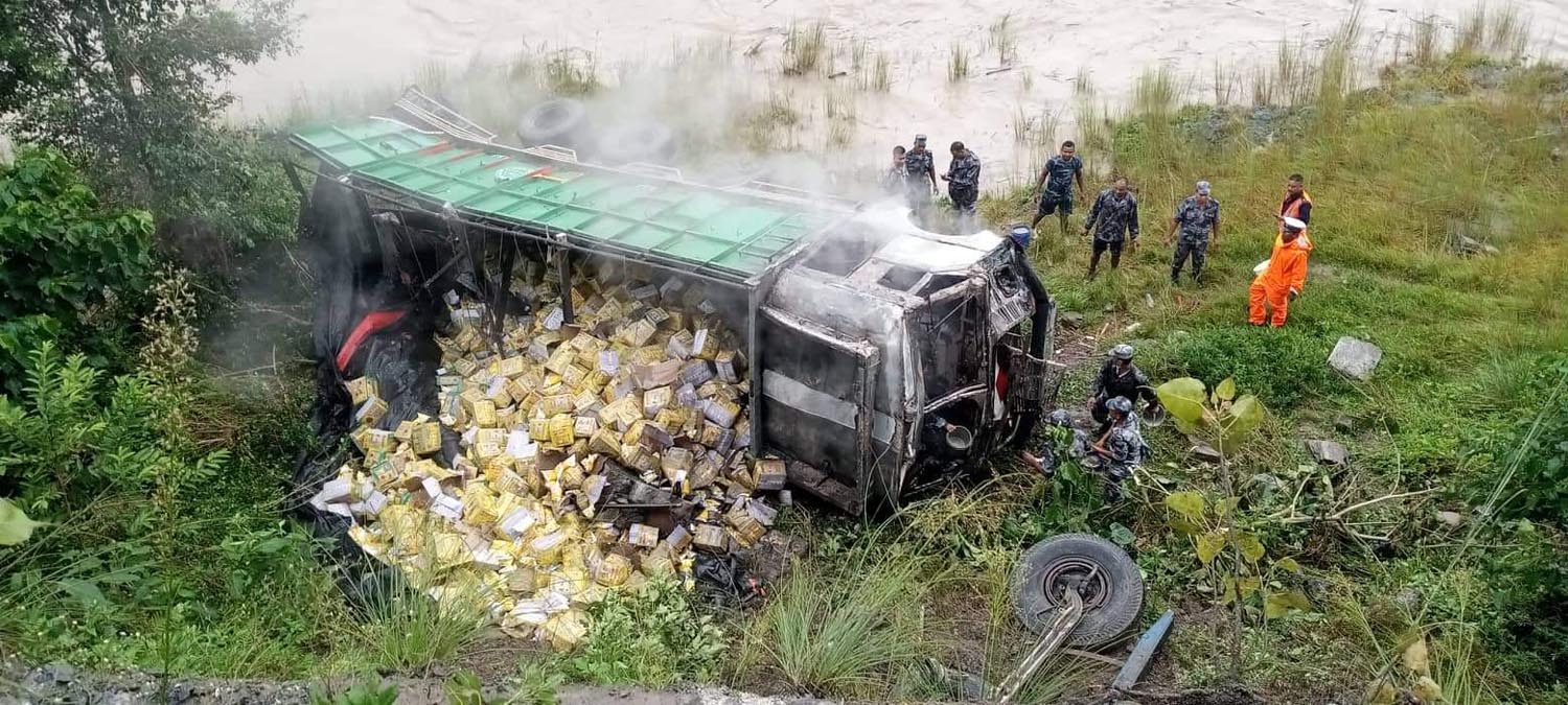 खानेतेल बोकेको ट्रक पृथ्वी राजमार्गको जरेखेतमा दुर्घटना