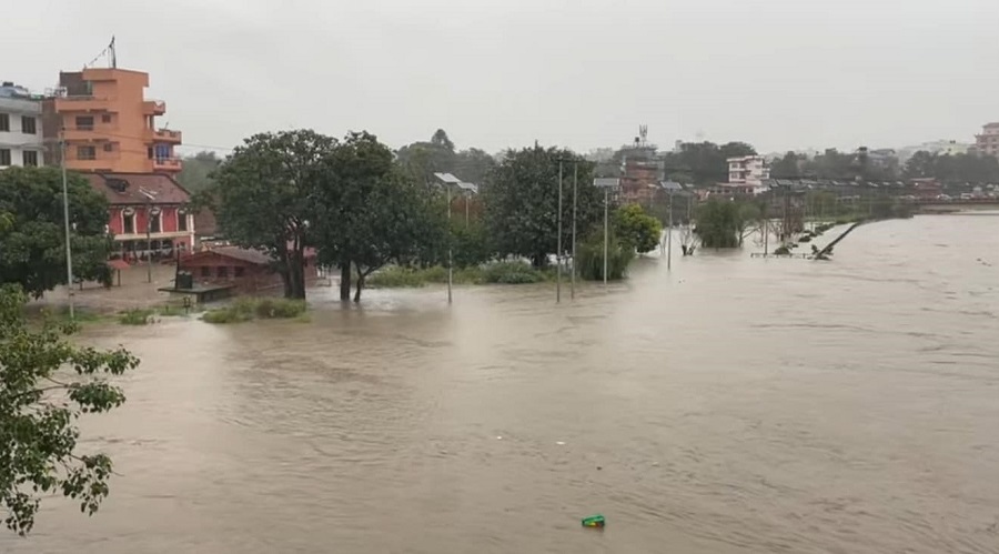 काठमाडौं उपत्यकाका नदीहरुमा बाढी बढेको बढ्यै, कोरिडोर सडकहरुमा राती यात्रा नगर्न आग्रह  