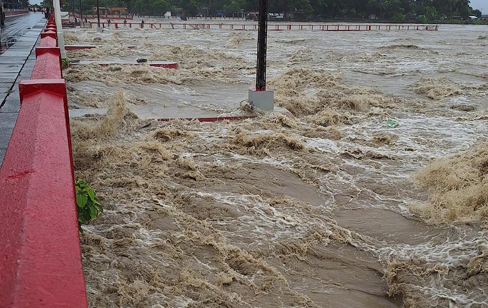 सप्तकोशीको बहाव बढ्यो, कोशी ब्यारेजका सबै ५६ ढोका खोलियो