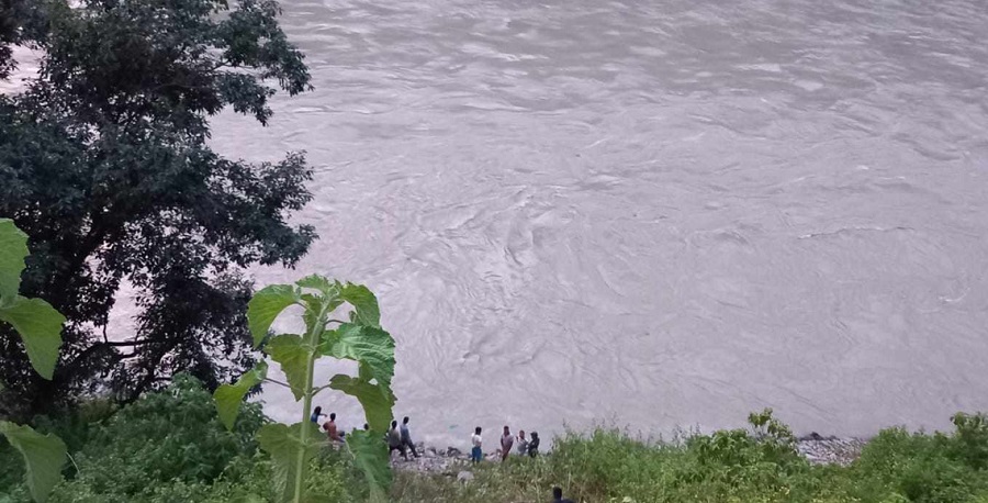 सिन्धुलीको गोलान्जोर कुँडुलेबाट सुनकोशीमा खस्यो हाइलक्स, ३ जना बेपत्ता