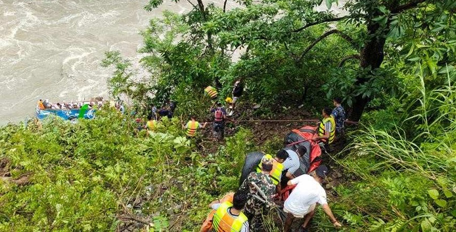 मर्स्याङ्दीमा बस दुर्घटना अपडेट : २७ जना भारतीय पर्यटकको मृत्यु, मृतकको पोखरामा पोस्टमार्टम