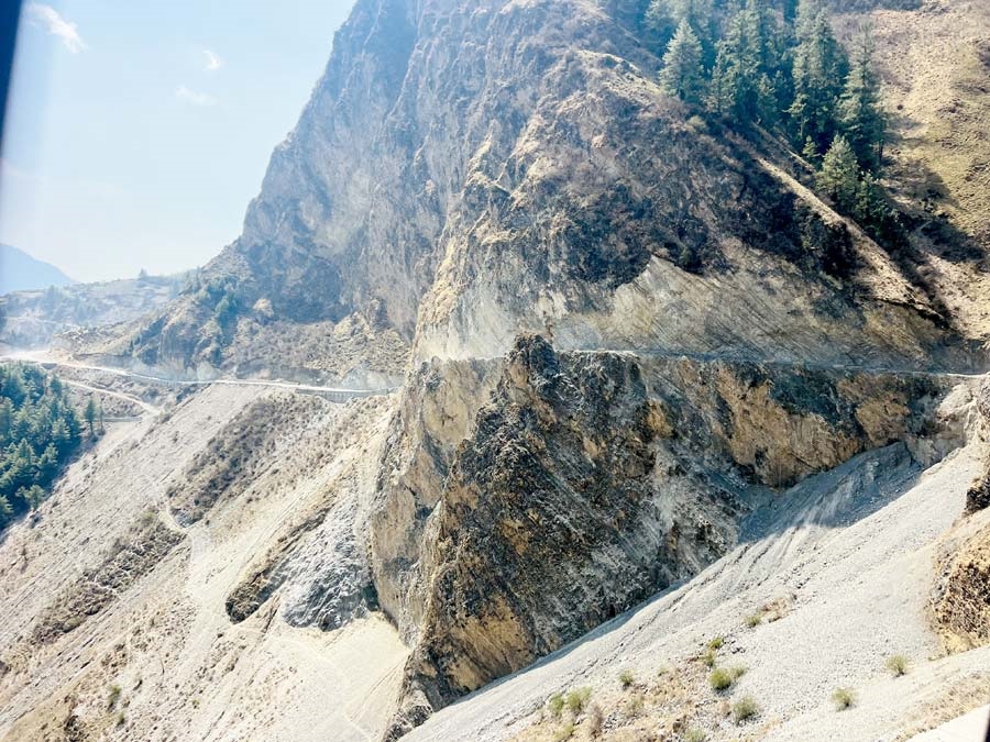 कर्णाली राजमार्ग खुल्न अझै २ दिन लाग्ने, करोडौंको स्याउ अलपत्र