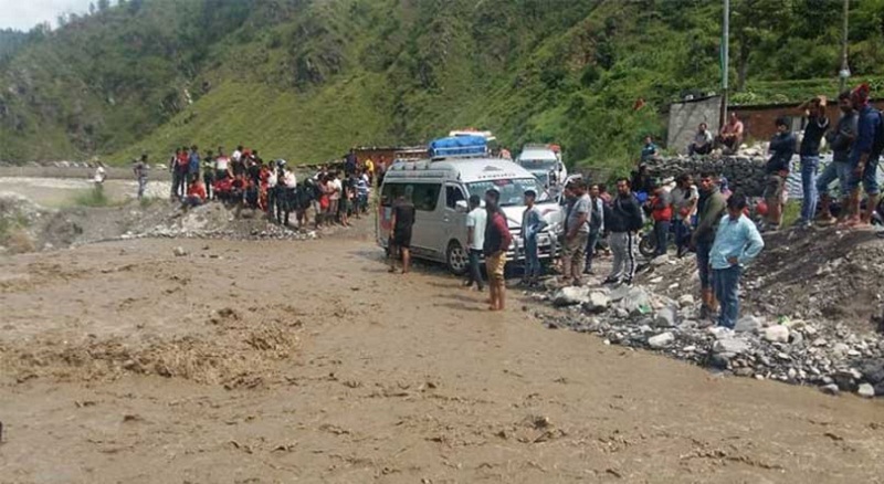 माम्ती खोलाको बाढीले वीपी राजमार्ग अवरुद्ध