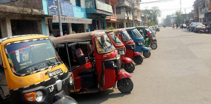 भरतपुरको मुख्य सडकमा ३ पाङ्ग्रे गाडि रोक