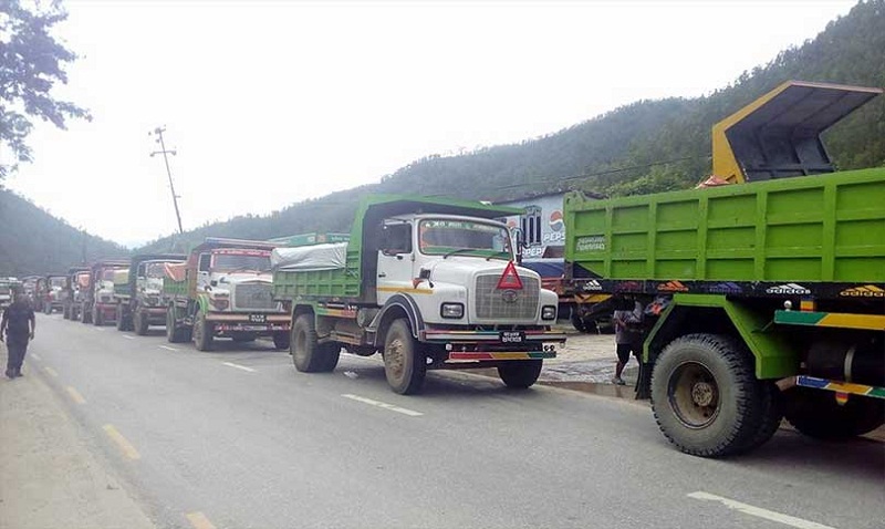 दिउँसोमा काठमाडौं छिर्न नपाउने ट्रिपर धादिङमा प्रदर्शन