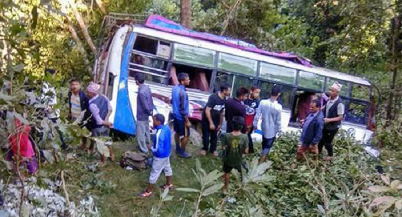 लेबटको बस दुर्घटनामा २० घाइते