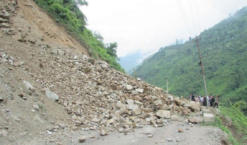 नारायणगढ–मुग्लिन सडक पहिरोले पुनः अवरुद्ध