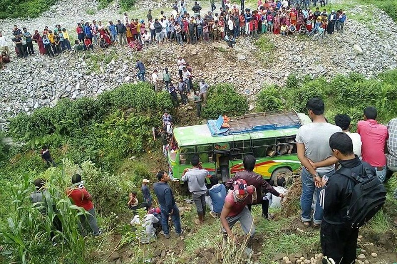 डोटीबाट धनगढीतर्फ जाँदै गरेको बस दुर्घटना ३ मृत्यु १८ घाइते