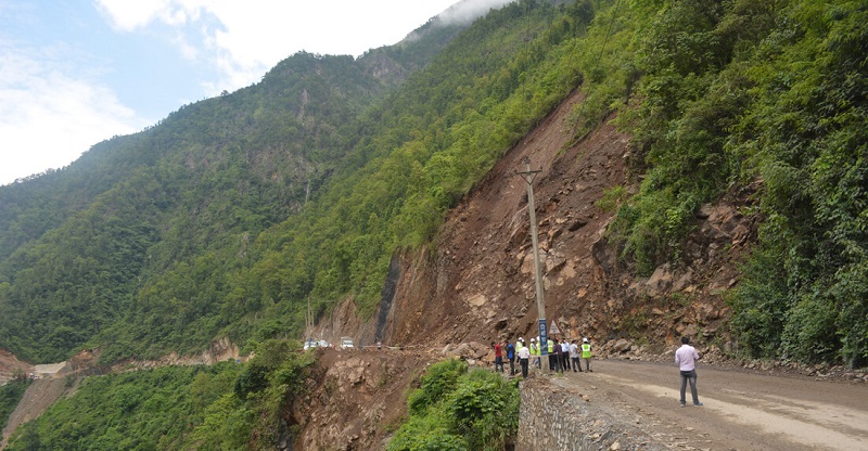 जलविरेमा सुख्खा पहिरो, साँढे दुई घण्टामा खुल्यो मुग्लिन सडक 