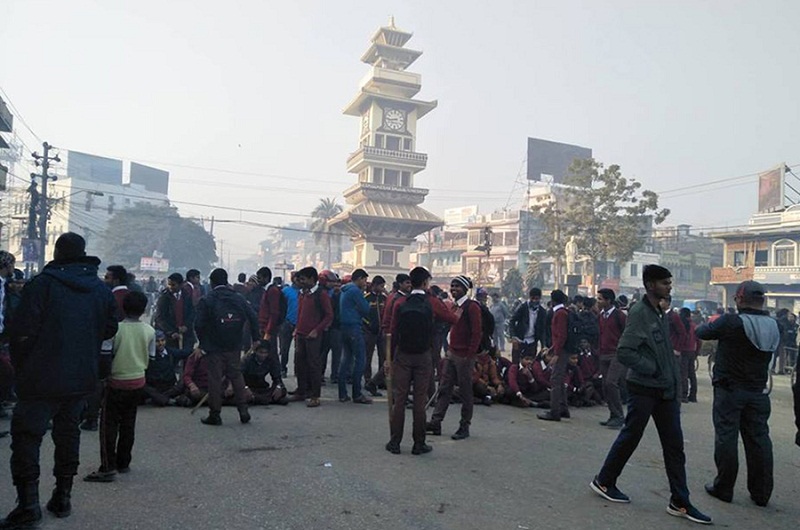 प्रधानाध्यापकको सरुवा भएपछि... वीरगञ्जको घण्टाघर तनावग्रस्त