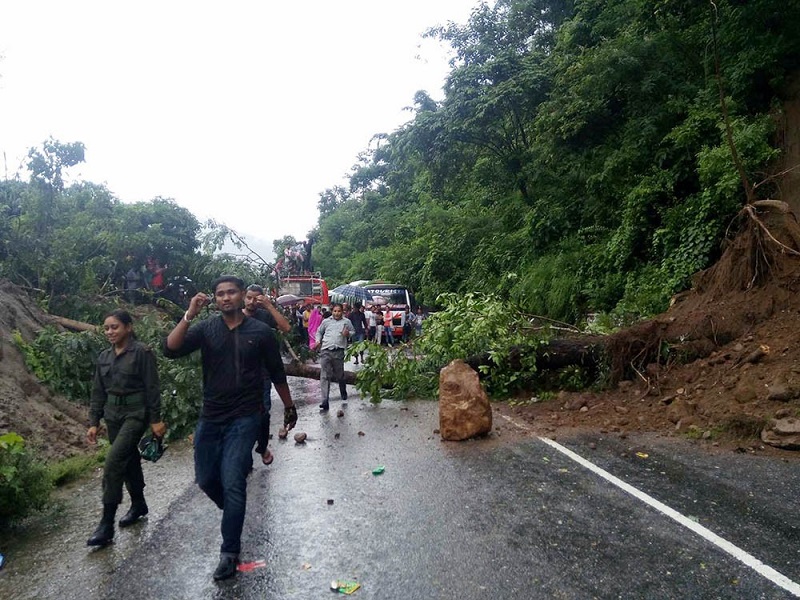 पहिरोले राजमार्ग अवरुद्ध, राहत र उद्धारमा कठिनाइ