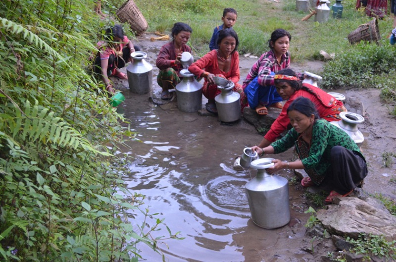 झापाको ३ वडामा खानेपानीको स्रोत नहुँदा खोलाको पानी पिउन बाध्य