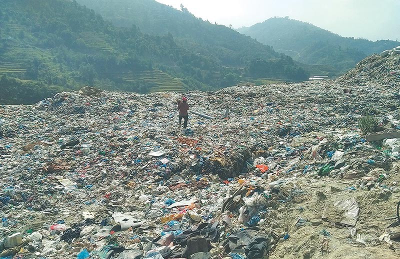 ओखरपौवामा भास्सिंदै फोहोरको पहाड, फोहोरले निस्सासियो काठमाडौं