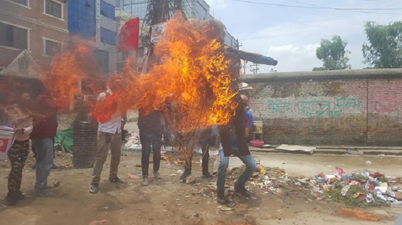 प्रधानमन्त्री ओलीको राजधानीमै पुत्ला दहन !